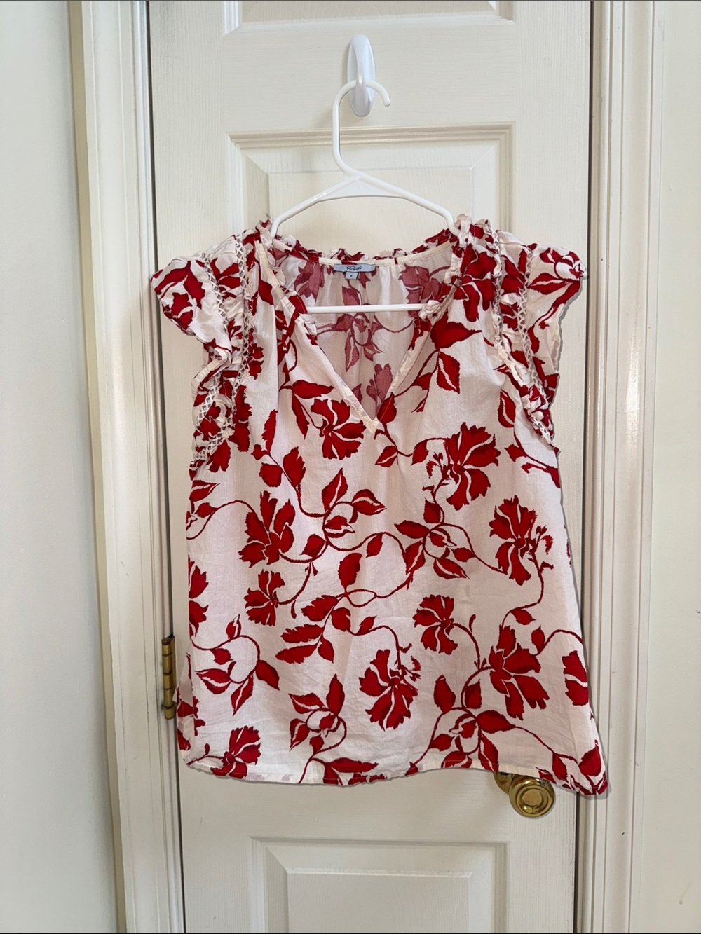Evereve Women’s Red Floral V-Neck Ruffle Sleeve Top